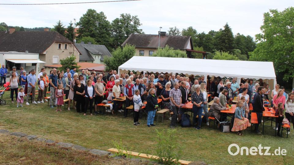 Zahlreiche Besucher waren in den Pfarrgarten zum Pfarrfest erschienen. Bild: soj