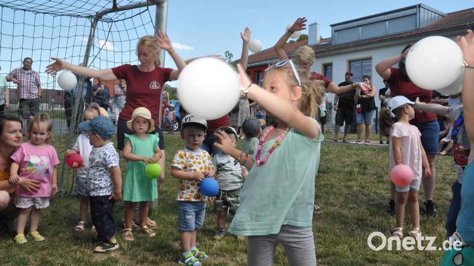 Mit dem &quot;Tanz der Luftballons&quot; wurde die Stimmung beim Mitmach-Fest angeheizt. Bild: dob