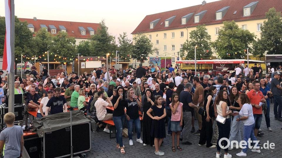 Nicht nur der lauschige Abend, sondern auch die Atmosphäre lockten unzählige Festbesucher an den Marktplatz im Herzen von Wiesau. Bild: wro