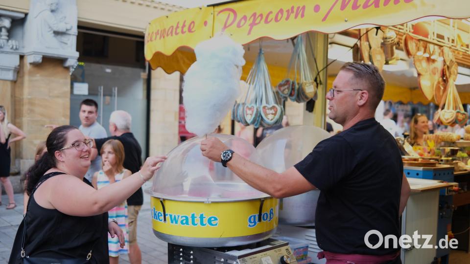 Eine von Hand gedrehte Zuckerwatte kommt immer wieder gut an. Bild: Hirsch