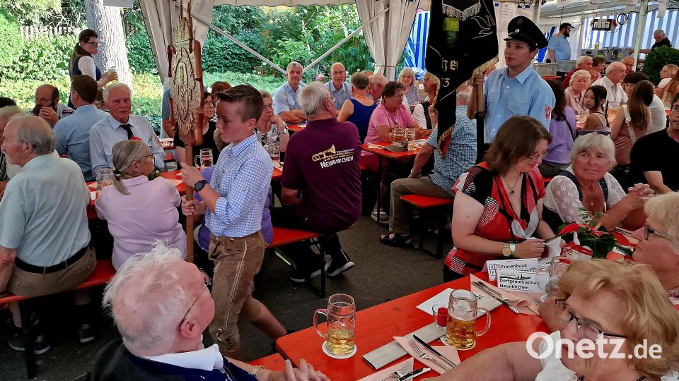 Der Tafelbub und die Fahne beim Einzug ins Festzelt. Bild: R. Kreuzer