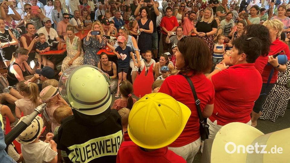 Gleich nach dem ökumenischen Festgottesdienst in der katholischen Pfarrkirche treten die Buben und Mädchen des Kindergartens im Festzelt auf. Bild: mte
