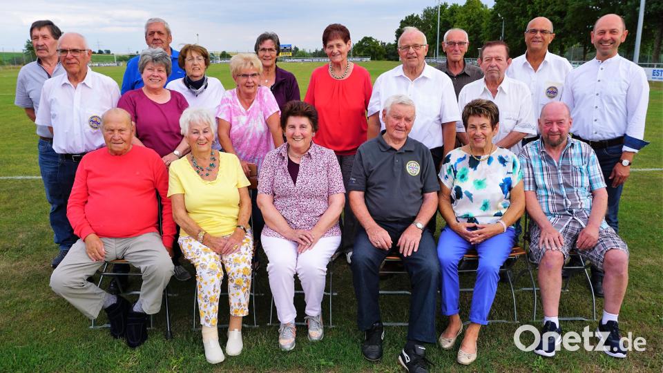 Die Gründungsmitglieder des Schnupferclubs mit Bürgermeister Hans Ram (stehend rechts) Bild: tra