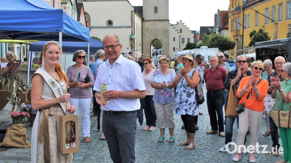 Holunderkönigin Monika Hirtreiter eröffnete mit Bürgermeister Roman Schäffler (vorne von links) den Kemnather Wochenmarkt. Bild: Stadt Kemnath/exb