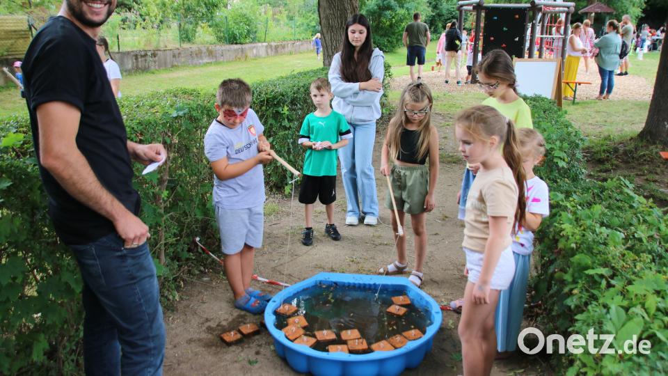Beim Angeln mussten kleine Schwimmer aus dem Wasser gezogen werden. Bild: sne