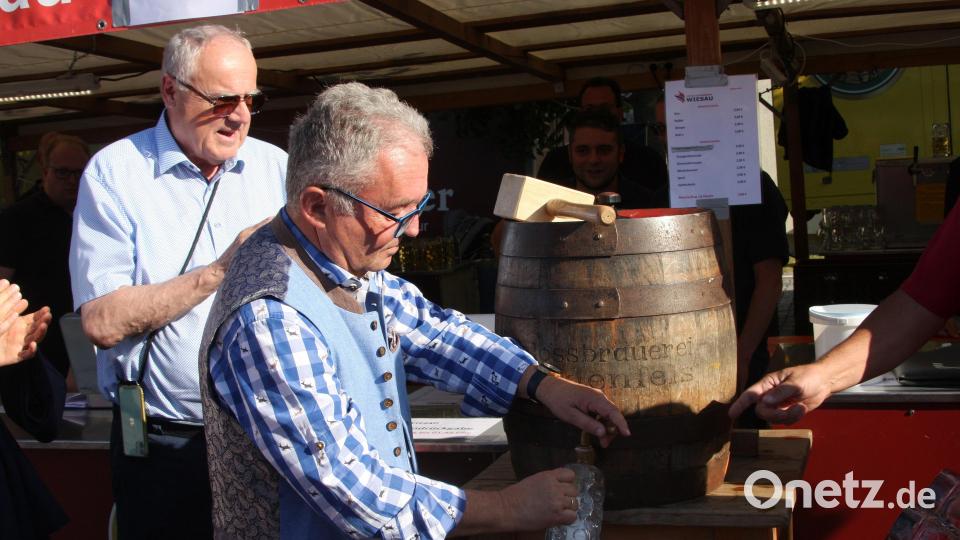 Einen festen Hammerschlag und danach noch einen zur Sicherheit: Toni Dutz (rechts, mit Bezirkstagsvizepräsident Lothar Höher) beim Anzapfen. Bild: wro