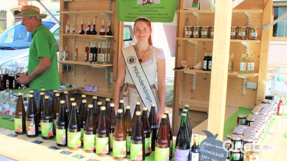 Holunderkönigin Monika Hirtreiter zu Besuch auf dem Kemnather Wochenmarkt. Bild: Stadt Kemnath/exb