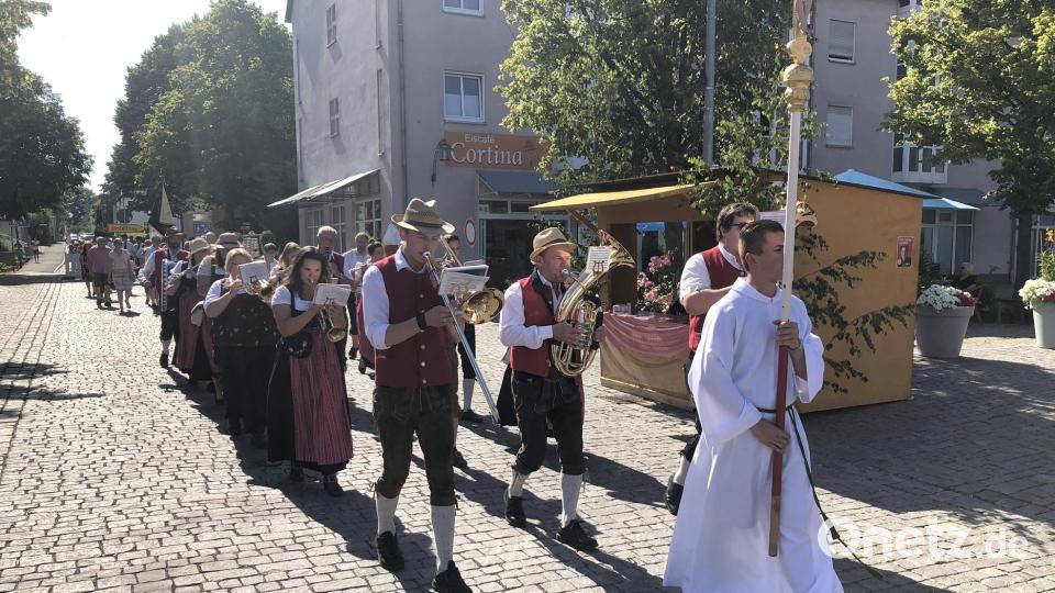 Der Festsamstag startete mit einem Kirchenzug zum Festplatz. Bild: wro