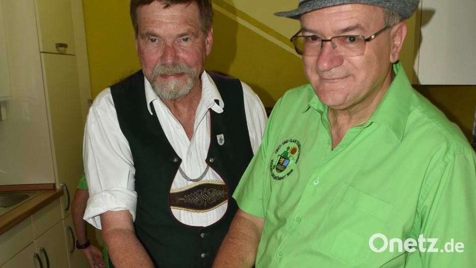 Vorsitzender Klaus Fischer und Landesverbandsvorsitzender Wolfram Vaitl schneiden die Jubiläums-Torte an. Bild: hcz