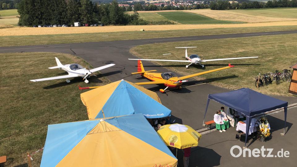 Das Flugplatzfest begann traditionell mit einem Feldgottesdienst, der auch in diesem Jahr sehr gut besucht war. Stadtpfarrer Martin Besold sprach dabei die Faszination der Menschen für die Fliegerei an. Bild: gdö