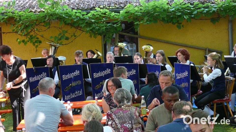 Die idyllische Atmosphäre im Pfarrgarten lockte zahlreiche Besucher an. Bild: ga