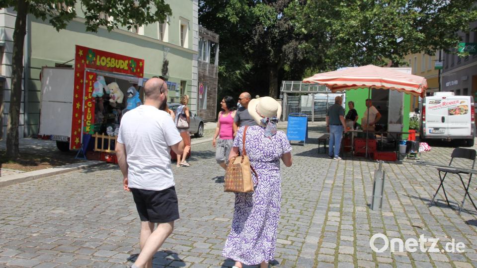 Einsamer Bummel beim Sommermarkt. Es ist zu heiß. Die Fieranten und Fachgeschäfte vermissen auch begleitende Aktionen, um den Markt attraktiver zu machen. Bild: frd