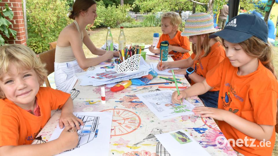 Die &quot;Zaunkönige&quot;, die Kindergruppe des Obst- und Gartenbauvereins, beim Malen. Bild: hcz