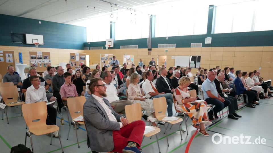 Tschechisch-Sprachzertifikate sind jetzt an besonders engagierte Jugendliche von sechs Realschulen und einem Gymnasium in Ostbayern bei einer Feierstunde in der Sporthalle der Realschule im Stiftland in Waldsassen verliehen worden. Auch für die Schule gab es eine Auszeichnung. Bild: hmr