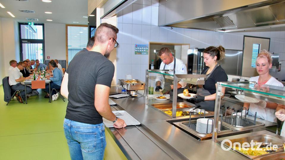 In der neuen Mensa der Schönwerth-Realschule wurden die Ehrengäste bewirtet. Bild: gsp