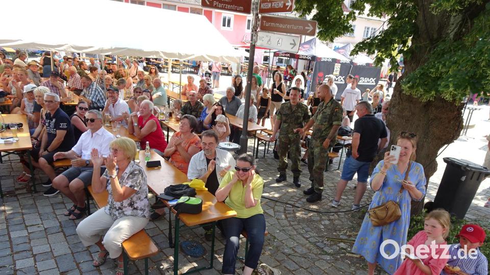 Zahlreiche Zuhörer klatschen dem Heeresmusikkorps Beifall. Bild: hm