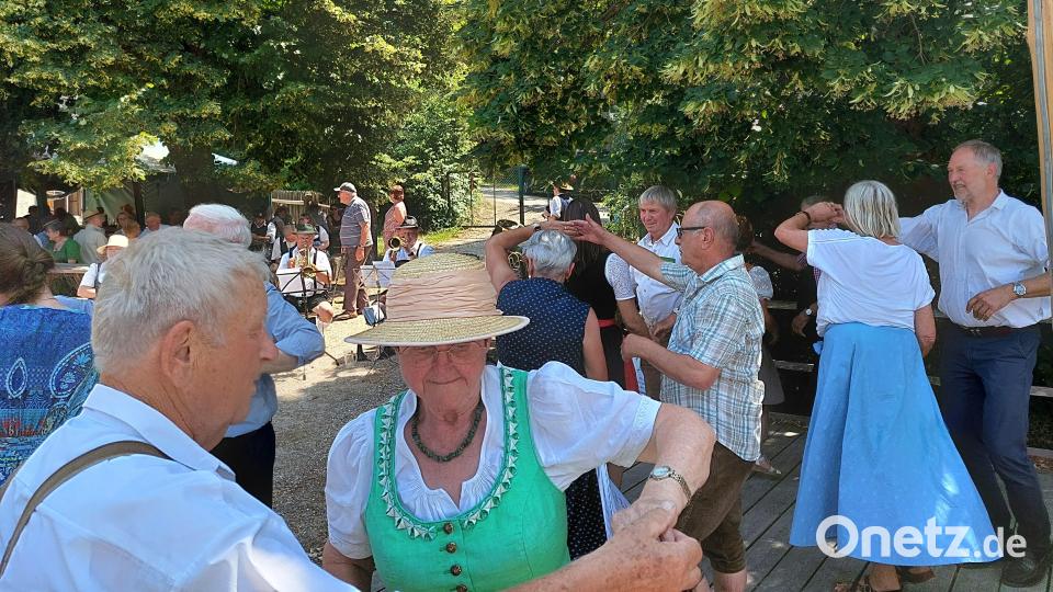 Trotz der Hitze: Der Tanzboden ist immer bevölkert. Bild: jua