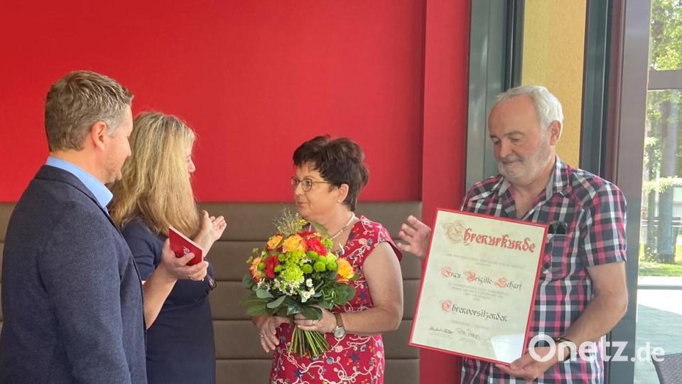 Ernennung von Brigitte Scharf zur Ehrenvorsitzenden des Ortsvereins Erbendorf-Wildenreuth mit Überreichung der Urkunde. Von links nach rechts: Martin Gallersdörfer (SPD Stadtrat Erbendorf), Petra Thomas (Ortsvereinsvoritzende), Brigitte Scharf (ernannt zur Ehrenvorsitzenden des Ortsvereins Erbendorf-Wildenreuth), Franz Bauer jun. (Geschäftsführer SPD Ortverein Erbendorf-Wildenreuth). Bild: Antje Koller/SPD Erbendorf-Wildenreuth/exb