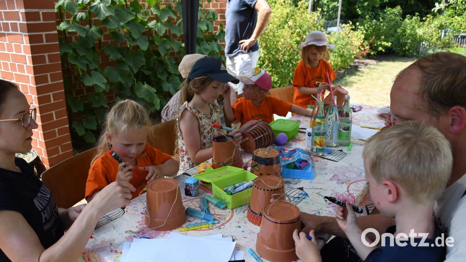 Kinder beim Basteln von Käferbehausungen. Bild: hcz