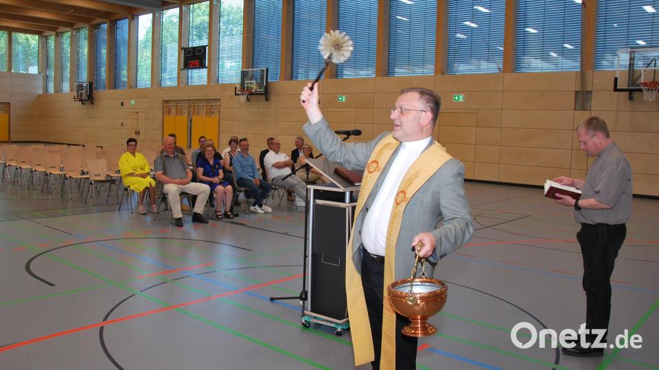 Den kirchlichen Segen für die Dreifach-Sporthalle spendeten die Pfarrer Markus Brunner und Joachim von Kölichen (rechts). Bild: gsp
