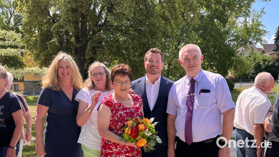 Brigitte Scharf (Dritte von links) wurde zur Ehrenvorsitzenden des Ortsvereins Erbendorf-Wildenreuth ernannt. Dazu gratulierten (von links): Ortsvereinsvorsitzende Petra Thomas, Sibylle Beyer (AsF), Uli Grötsch (MdB) und Kreisvorsitzender Uli Roth. Bild: Antje Koller/SPD Erbendorf-Wildenreuth/exb