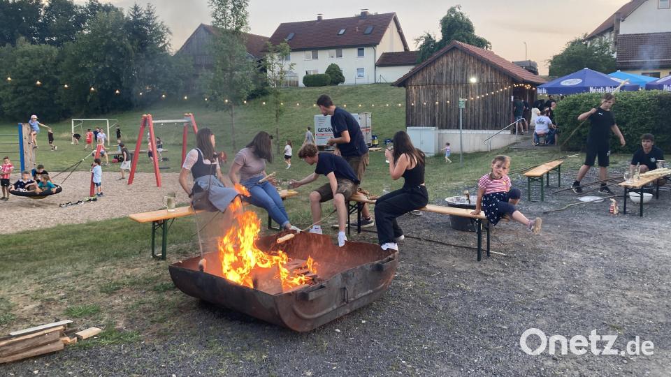 Auch die Kinder kamen auf ihre Kosten. Stockbrot, Eis und Spielplatz waren eine tolle Kombination. Bild: rpp