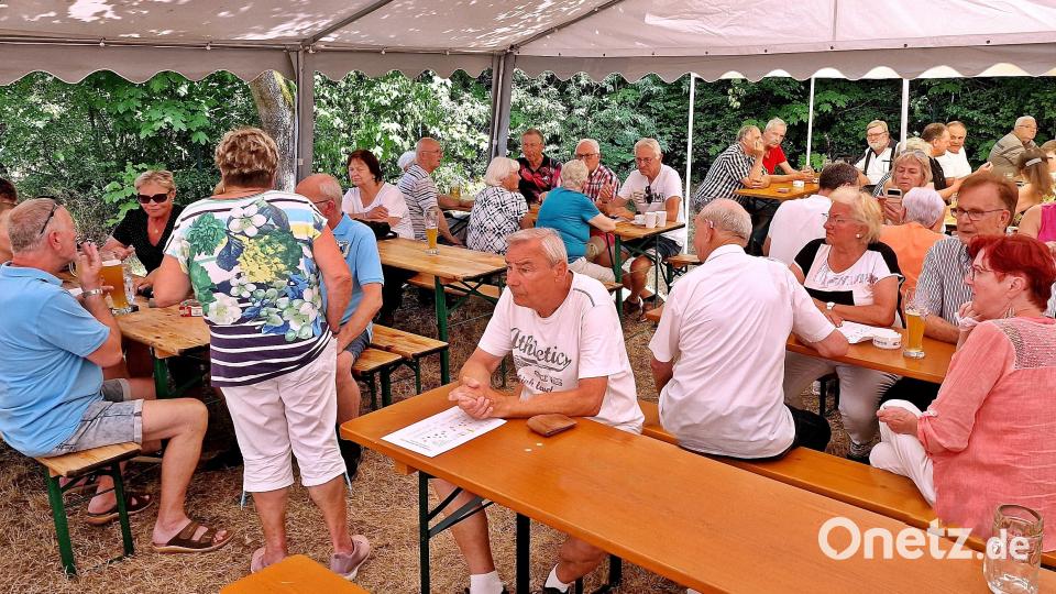 Im Garten des Gemeindezentrums St. Markus feiern die Hammerweg-Siedler mit ihren Gästen. Bild: R. Kreuzer