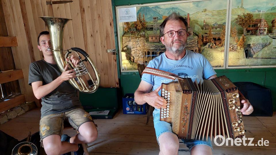 Christian Rathey (rechts), der Schwandorfer Kreisheimatpfleger für Volksmusik, ist an diesem Tag auch mit von der Partie. Bild: jua