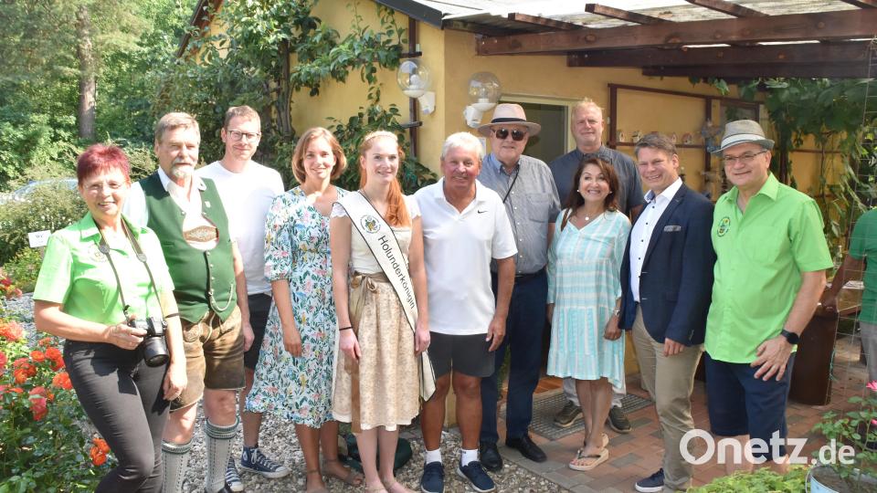 Vorsitzender Klaus Fischer (rechts) begrüßt unter den vielen Gästen auch Holunderkönigin Monika Hirtreiter (Mitte). Bild: hcz