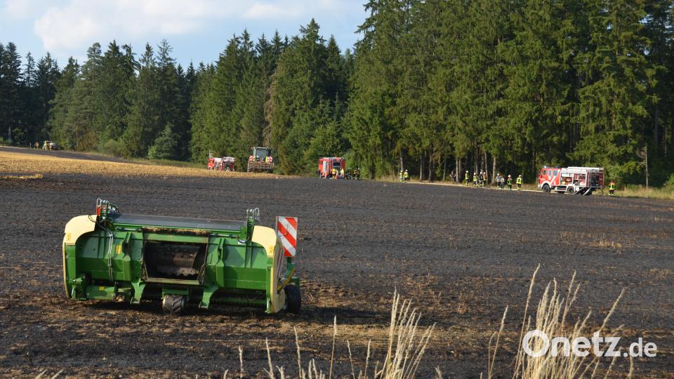 Auf einem Feld zwischen Braunetsrieth und Lohma brannten rund 4500 Quadratmeter ab. Hoher Sachschaden am Häcksler. Bild: dob