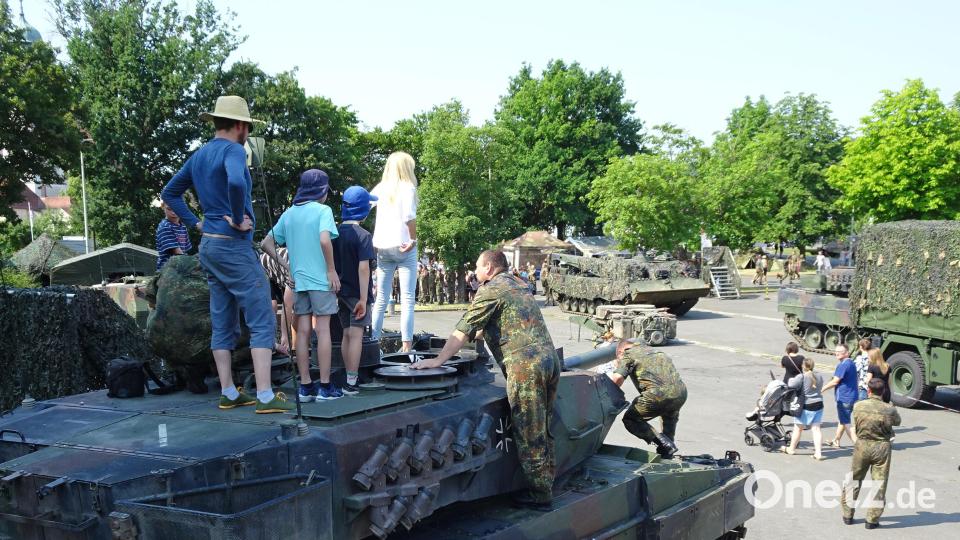 Beim Pfreimder Bürgerfest können Besucher einen Blick in das Innere eines Panzers werfen. Bild: hm
