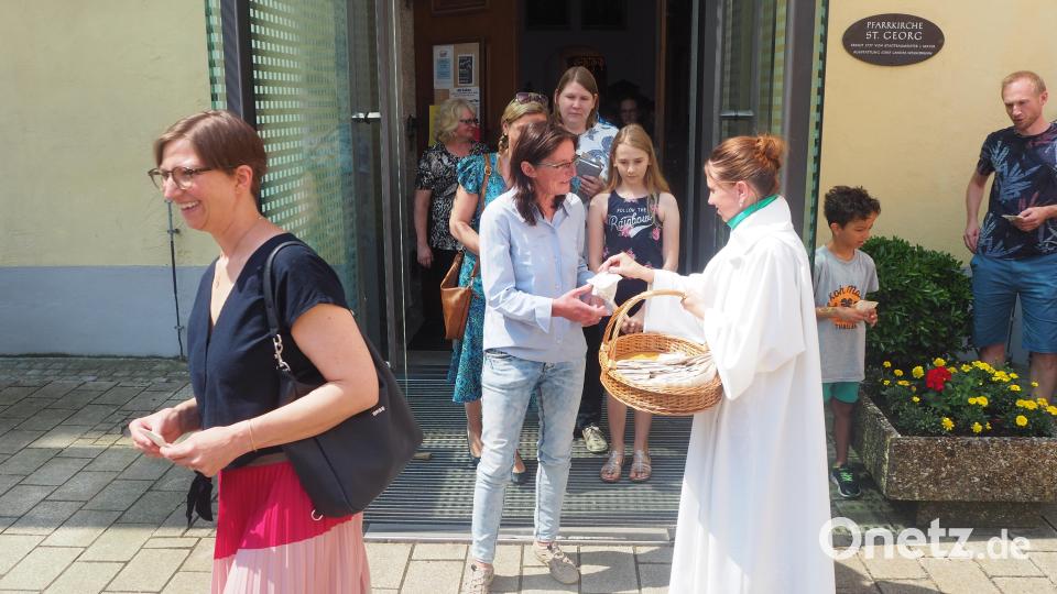 Es liegt an uns, aus dem Samen etwas Gutes wird: Zum Abschied verteilt Julia Plödt an alle Gottesdienstbesucher kleine Samenpäckchen. Bild: stn