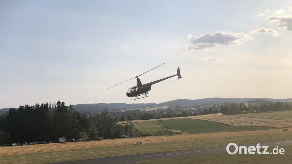 Mit dabei war auch in diesem Jahr wieder Bernhard Döllinger aus Waldsassen. Der viersitzige Hubschrauber Typ Robinson R 44 war ebenfalls mit den nachgefragten Rundflügen ausgelastet. Bild: gdö