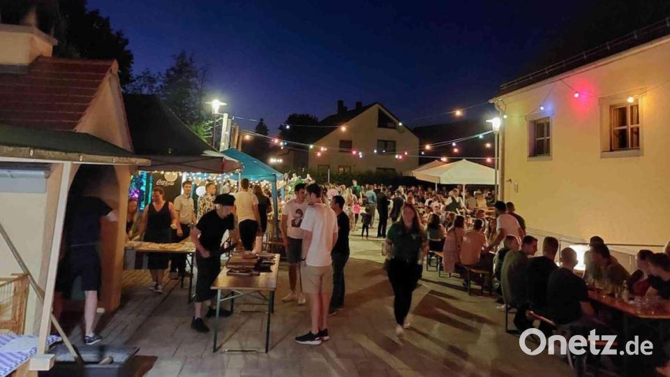 Bis spät in die Nacht hinein feiern die Eslarner beim Sommernachtfest der Schützengesellschaft &quot;Hubertus&quot;. Bild: gz