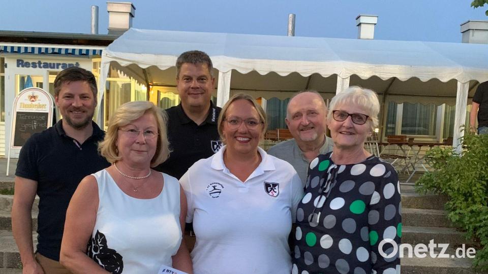 Der 1. FC Schwarzenfeld erhält das Siegel „Seniorenfreundlicher Verein“. Bild: Silvia Beck/exb