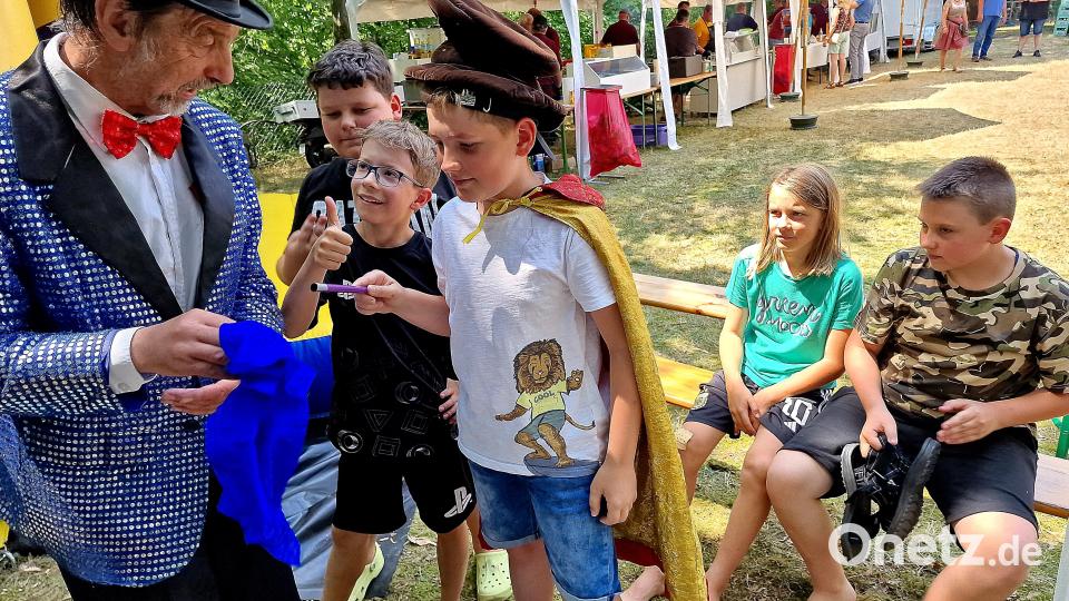 Der Zauberer Franz zeigt den Kindern seine magischen Künste. Bild: R. Kreuzer