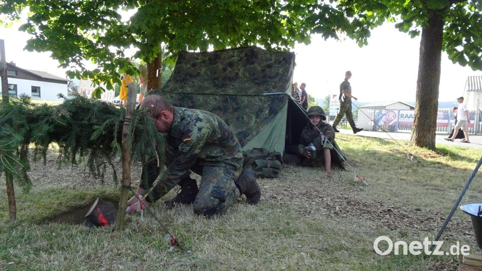 Die Soldaten zeigen wie ein Biwak aussieht. Bild: hm