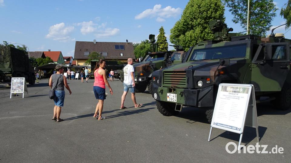 Am Großparkplatz stellt die Bundeswehr noch weitere Fahrzeuge aus. Bild: hm