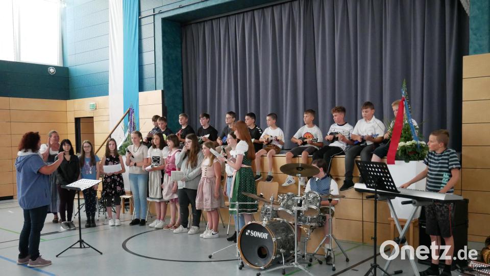 Mit dem tschechischen Musikstück &quot;Holka Modrooká&quot; gestaltete die Ukulelengruppe der Staatlichen Realschule im Stiftland gemeinsam mit dem Chor der Mädchenrealschule der Zisterzienserinnen den Auftakt der Zertifizierungsfeier. Bild: hmr