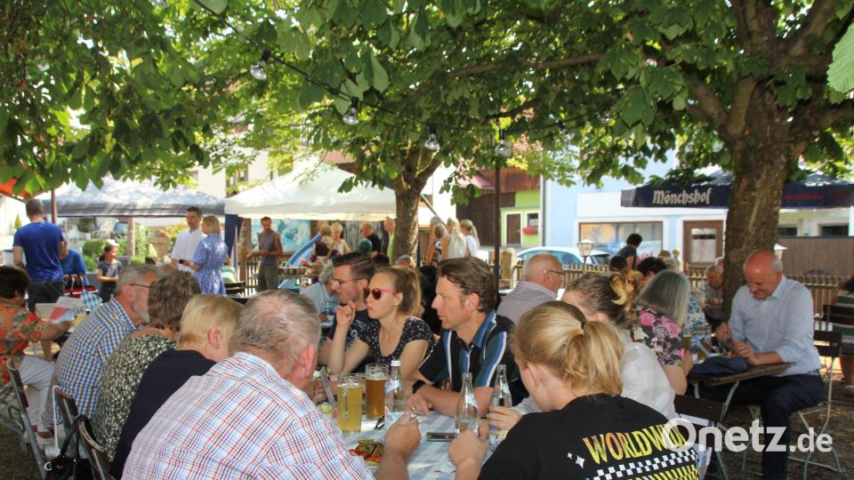 Gefragt sind die schattigen Plätze beim Gartenfest der Gebietsverkehrswacht im &quot;Kramerlgarten&quot;. Bild: frd