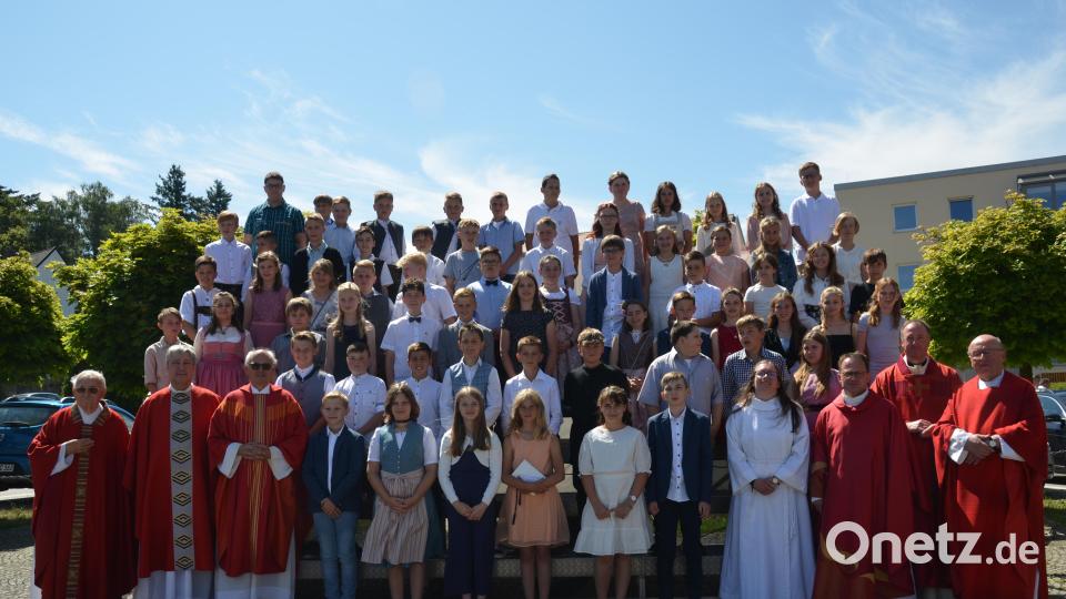 64 junge Christen aus Vohenstrauß, Leuchtenberg, Tännesberg und Roggenstein empfingen am Samstag im Beisein ihrer Pfarrherrn von Prälat Johannes Neumüller (Dritter von links) in der katholischen Stadtpfarrkirche Vohenstrauß das Sakrament der Firmung. Bild: dob
