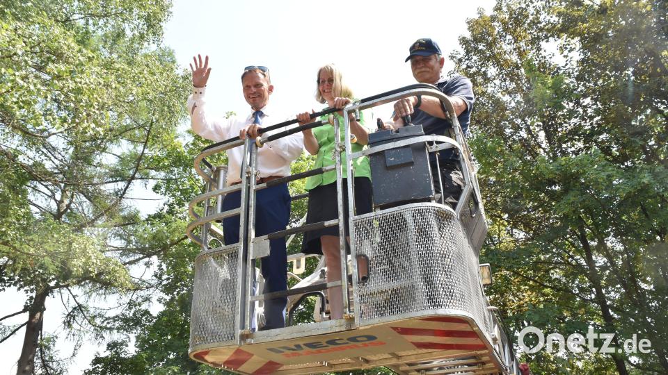 Von ganz oben, Dank der Feuerwehr, betrachtete Oberbürgermeister Jens Meyer das quirrlige Geschehen auf dem Gelände des OGV. Bild: hcz