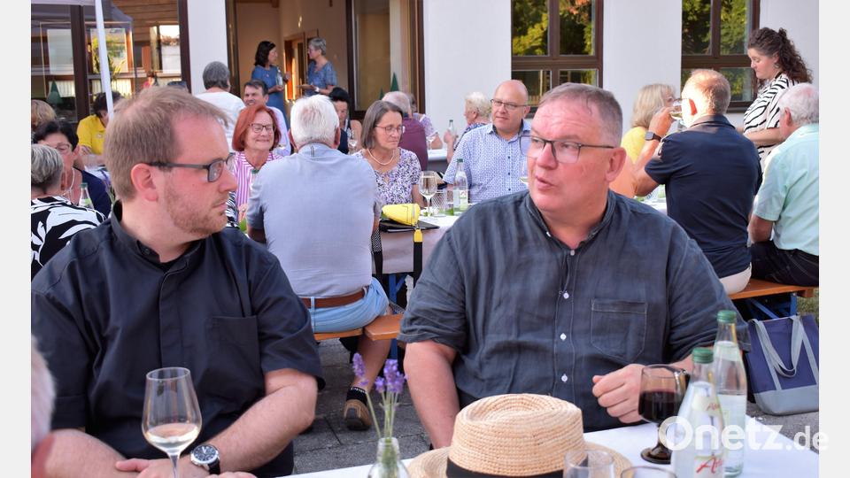 Ökumene funktioniert auch beim Feiern: Pfarrer Thomas Berthold (von rechts) und Pfarrer Daniel Fenk. Bild: rgr