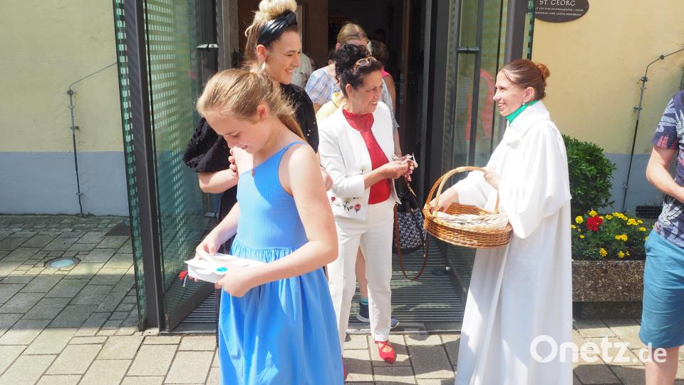 Es liegt an uns, aus dem Samen etwas Gutes wird: Zum Abschied verteilt Julia Plödt an alle Gottesdienstbesucher kleine Samenpäckchen. Bild: stn
