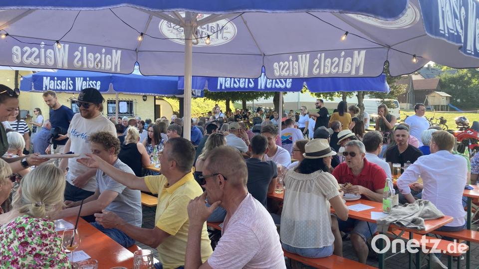 Beim Grillfest des Burschenvereins in Unterbruck waren rasch alle schattigen Plätze besetzt. Die Gäste wissen, dass die Grillspezialitäten schmackhaft und von großer Qualität sind. Bild: rpp
