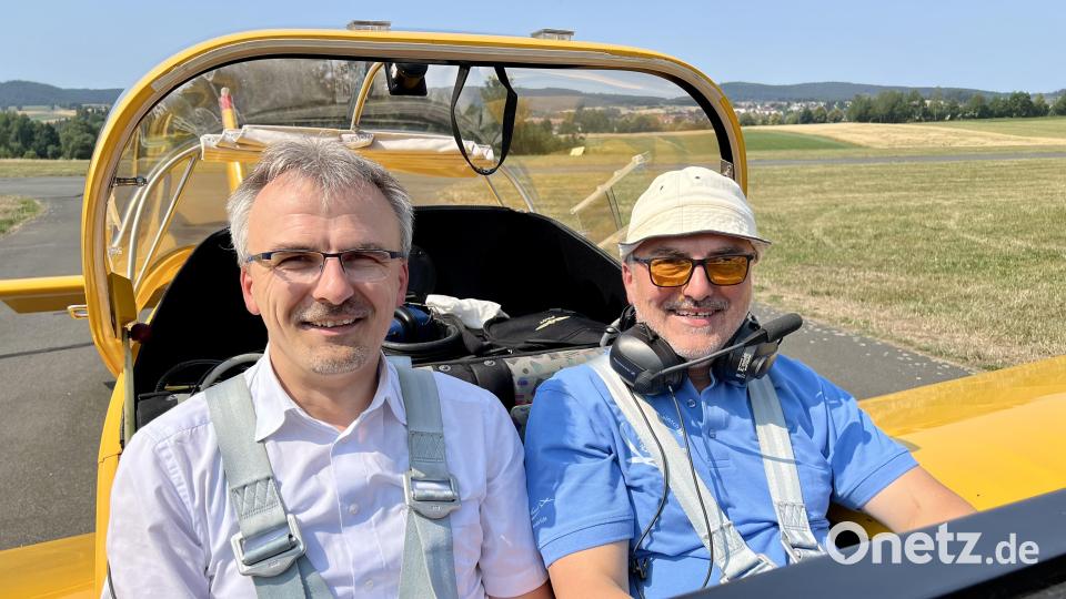 Pfarrer Martin Besold (links) hob mit seinem Bruder Georg Besold aus Kemnath zu einem Rundflug ab. Bild: gdö