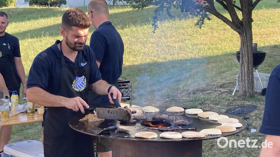 Es wurde an mehreren Grills gearbeitet, um der Nachfrage gerecht werden zu können. Bild: rpp