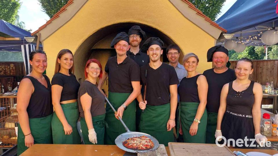 Die fleißigen Pizzabäcker und -bäckerinnen um ihren &quot;Meister&quot; Daniel (Vierter von links). Bild: gz