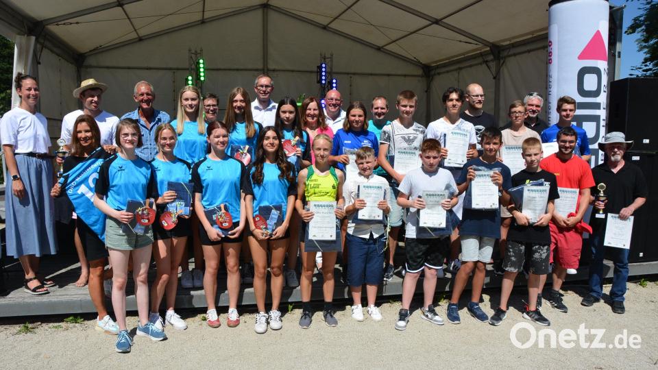 Eine ganze Reihe von Sportlerinnen und Sportlern ehrte die Stadt Marktredwitz am Samstagnachmittag, für ihre Leistungen von 2022. Bild: jr
