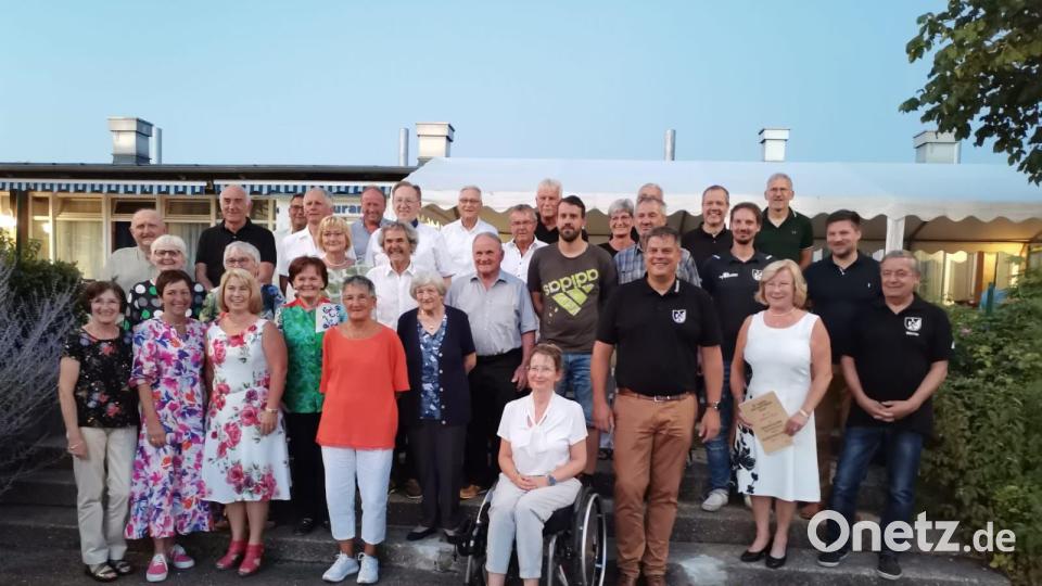 Bei der Jahreshauptversammlung des 1. FC Schwarzenfeld wurden einige Mitglieder für ihr langjähriges Engagement geehrt. Bild: Silvia Beck/exb